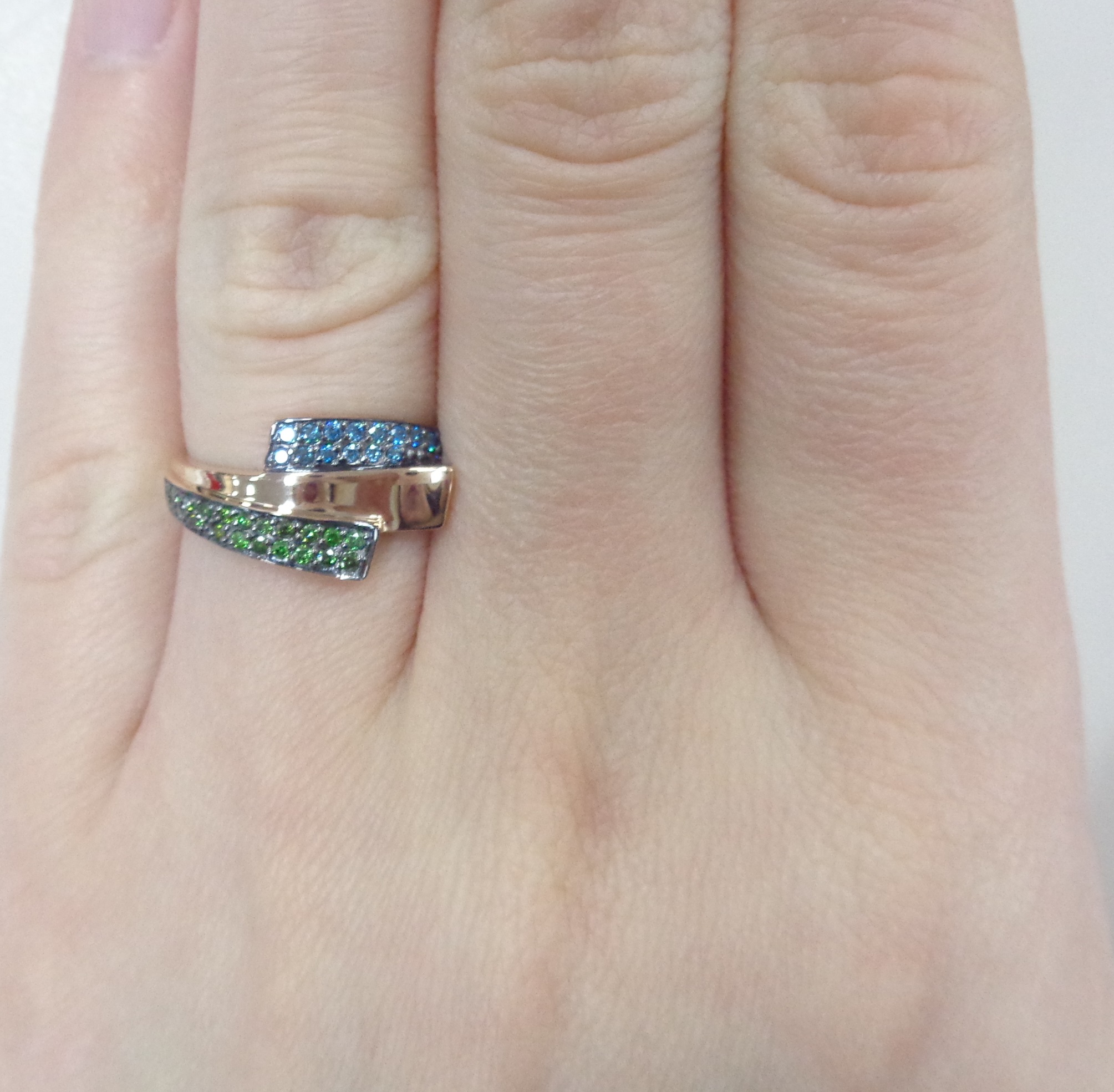 Кольцо из золота с цветными бриллиантами